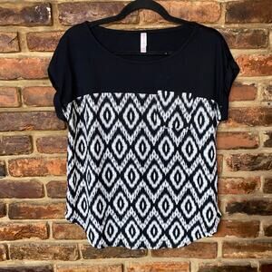 Xhilaration Black & White Ikat Short Sleeve Top Women's Size Medium